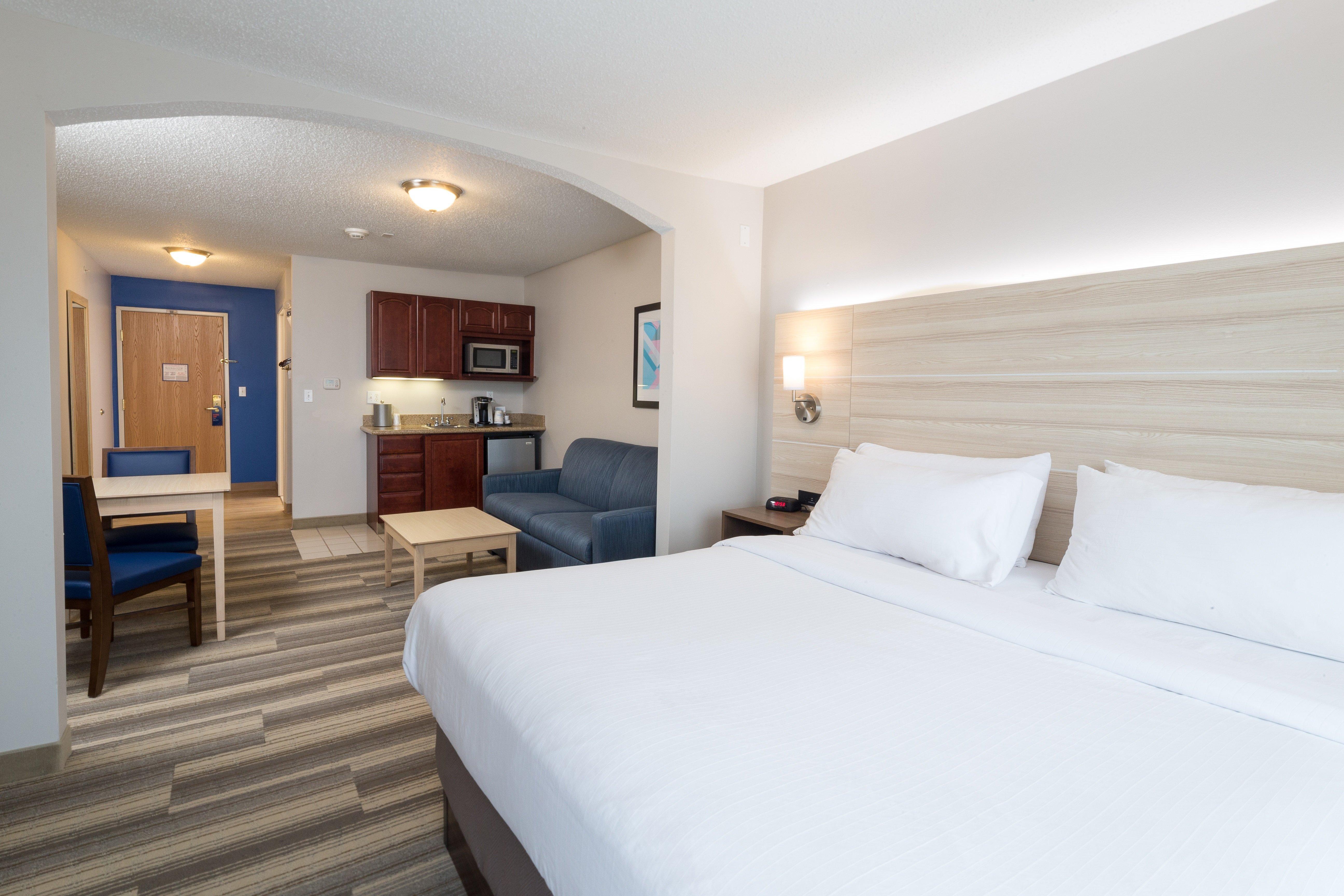 holiday inn express and suites detroit utica