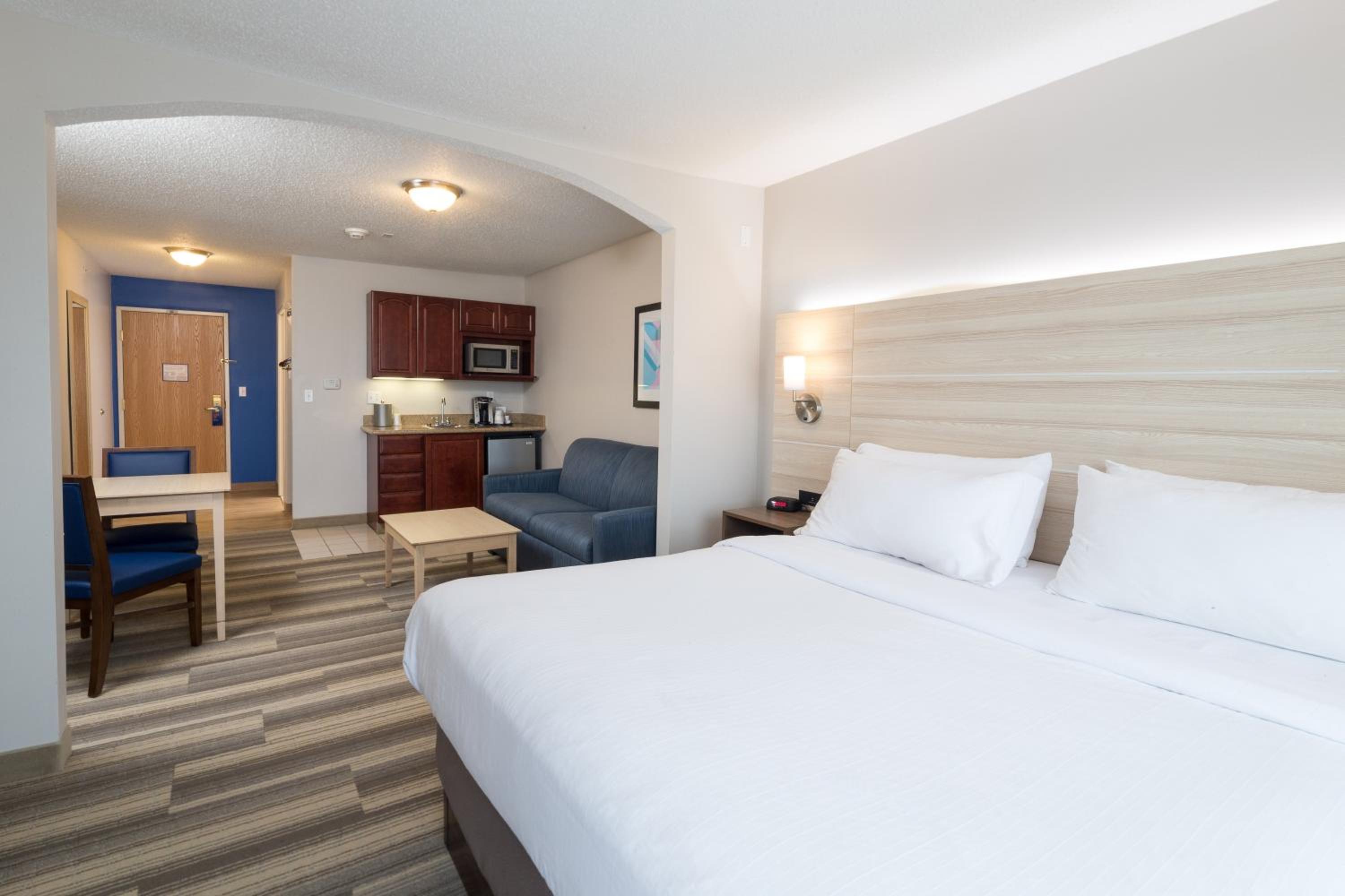 holiday inn express and suites detroit utica