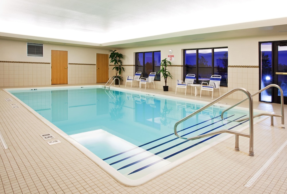 holiday inn express and suites detroit utica