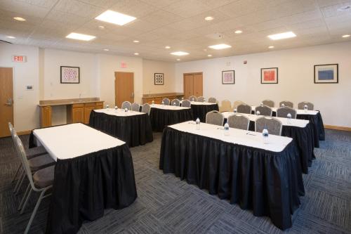 holiday inn express and suites detroit utica