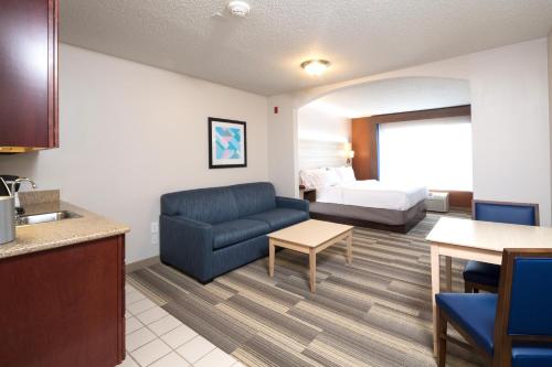 holiday inn express and suites detroit utica