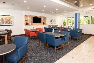 holiday inn express and suites detroit utica