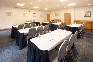 holiday inn express and suites detroit utica