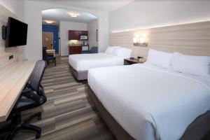 holiday inn express and suites detroit utica