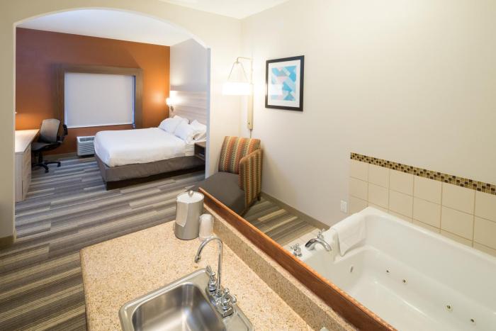 holiday inn express and suites detroit utica