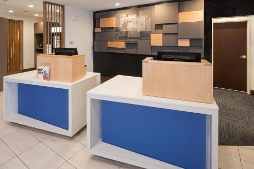 holiday inn express and suites detroit utica
