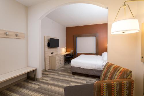 holiday inn express and suites detroit utica