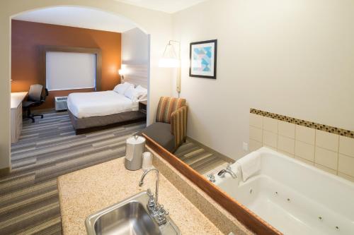 holiday inn express and suites detroit utica