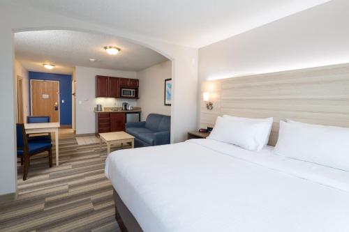 holiday inn express and suites detroit utica