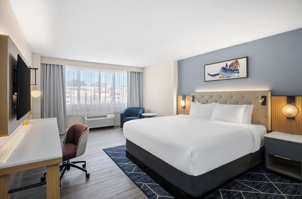 crowne plaza virginia beach town center by ihg