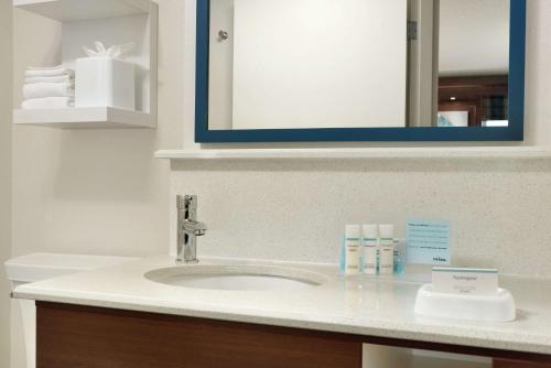 hampton inn west des moines lake drive