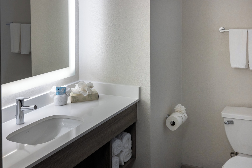 holiday inn express and suites wichita airport by ihg