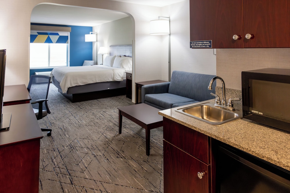 holiday inn express and suites wichita airport by ihg