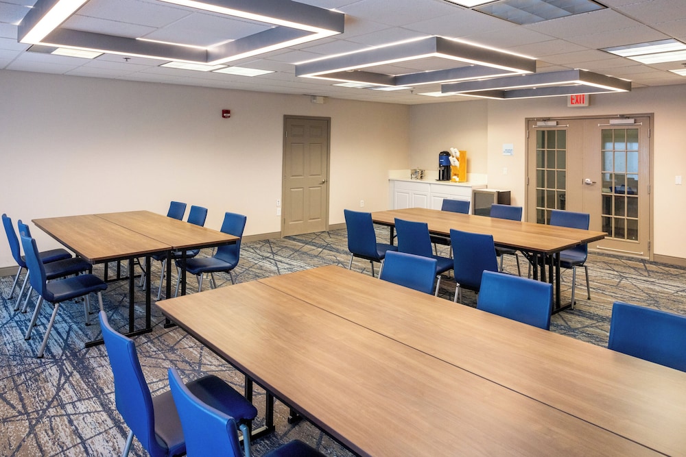 holiday inn express and suites wichita airport by ihg