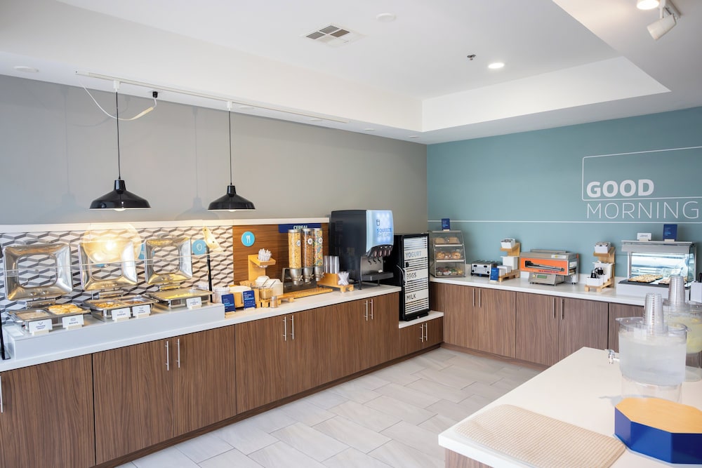 holiday inn express and suites wichita airport by ihg