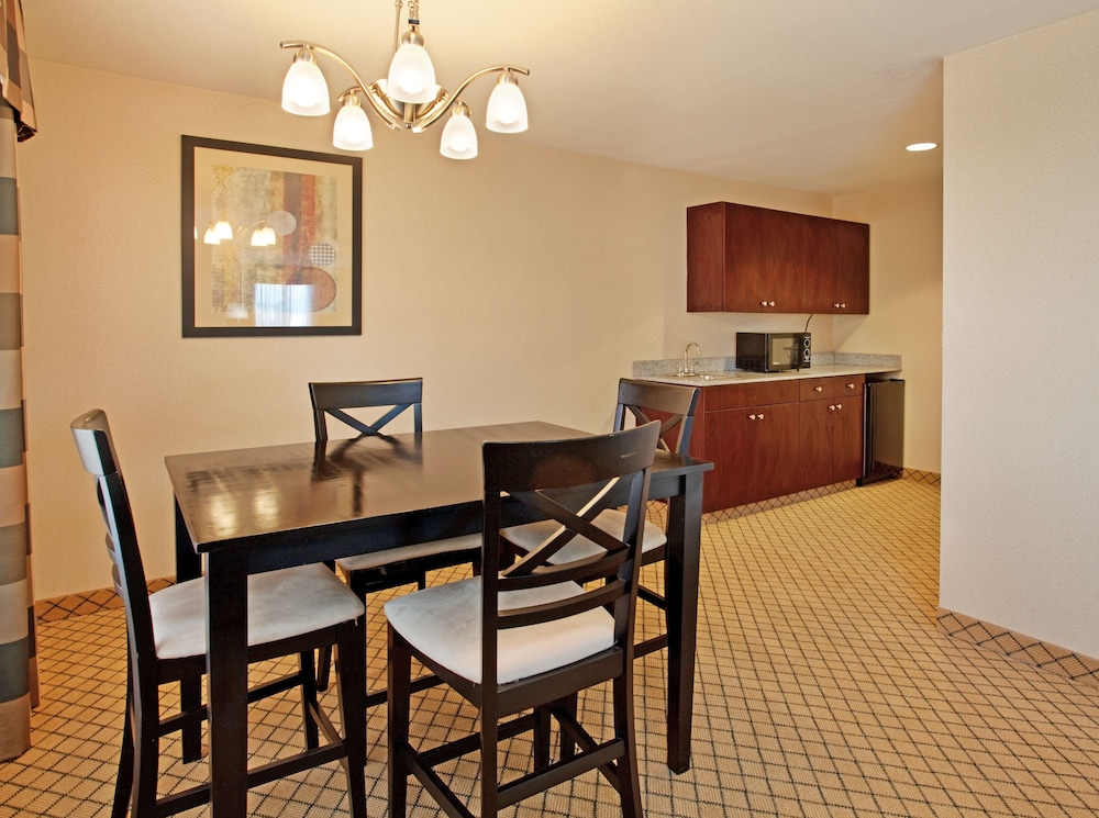 holiday inn express and suites wichita airport by ihg