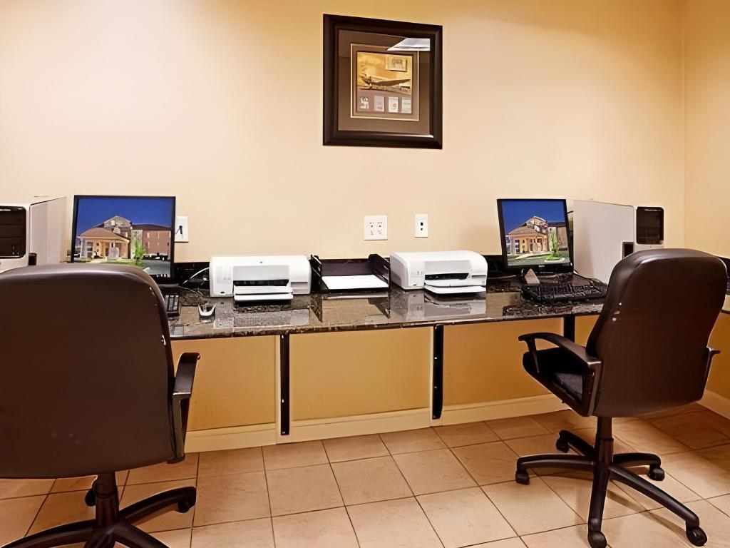holiday inn express and suites wichita airport by ihg