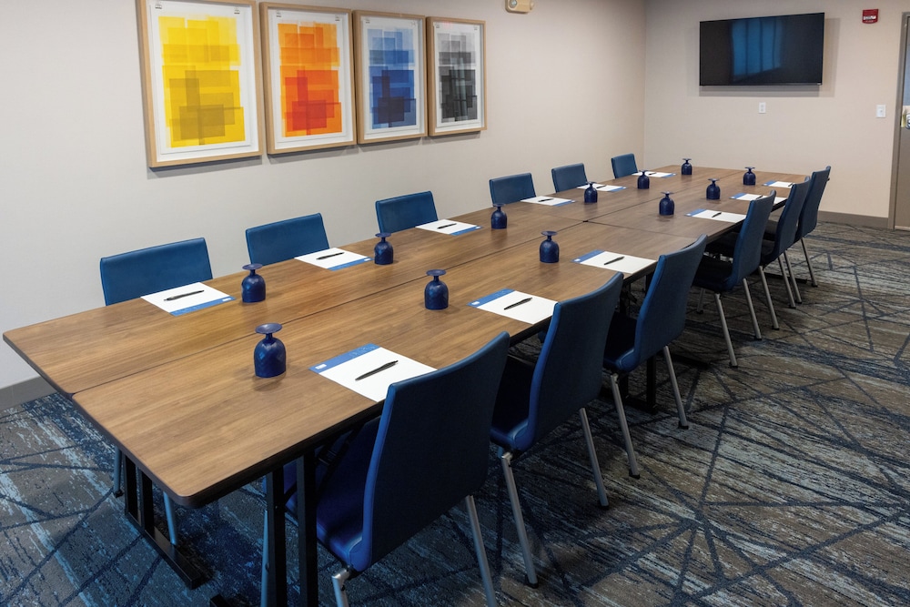 holiday inn express and suites wichita airport by ihg