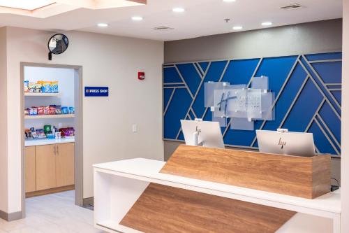 holiday inn express and suites wichita airport by ihg