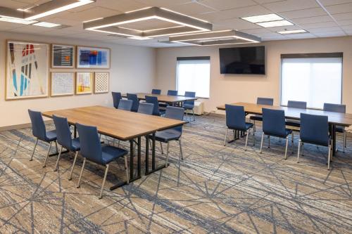 holiday inn express and suites wichita airport by ihg