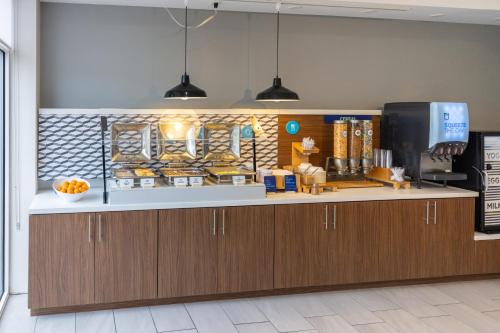 holiday inn express and suites wichita airport by ihg