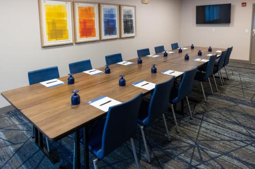 holiday inn express and suites wichita airport by ihg