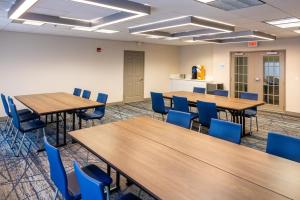 holiday inn express and suites wichita airport by ihg