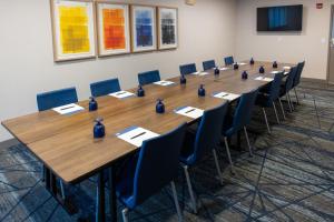 holiday inn express and suites wichita airport by ihg