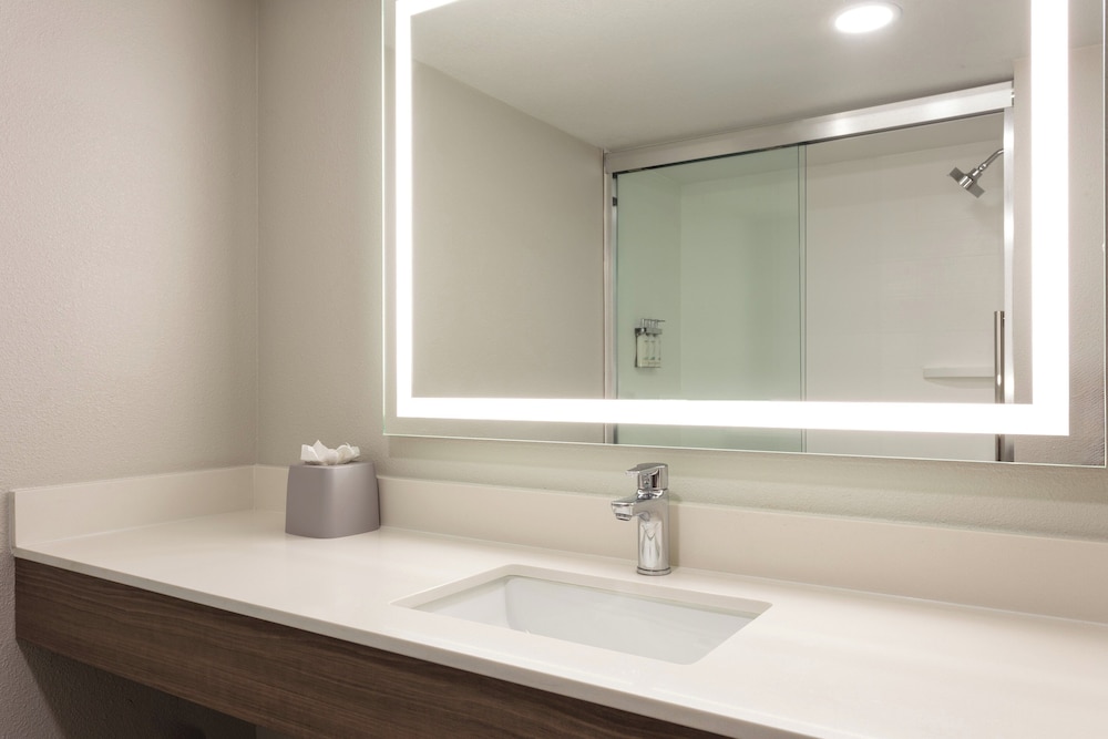 holiday inn express and suites tampa airport
