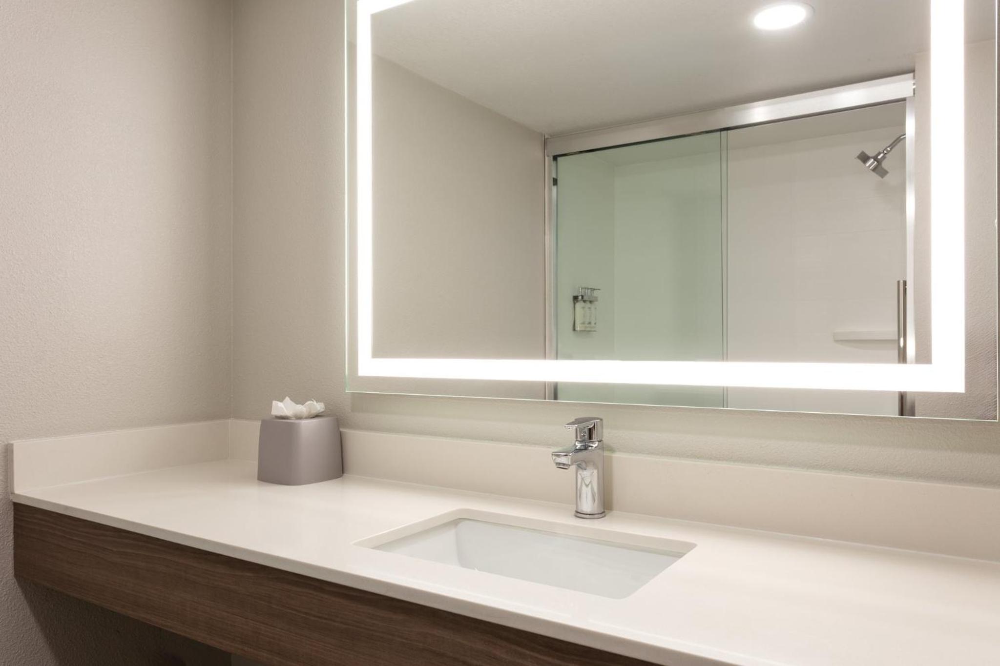 holiday inn express and suites tampa airport
