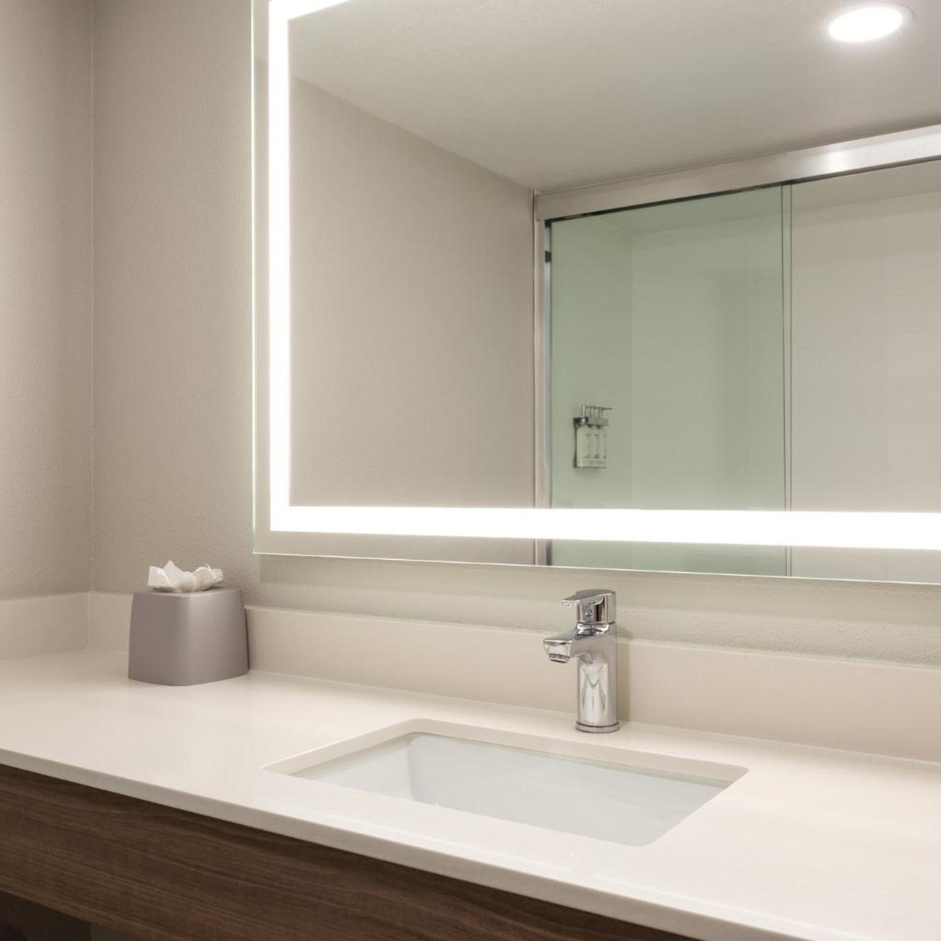holiday inn express and suites tampa airport
