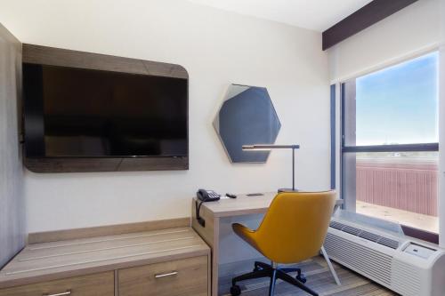 holiday inn express and suites phoenix tempe by ihg