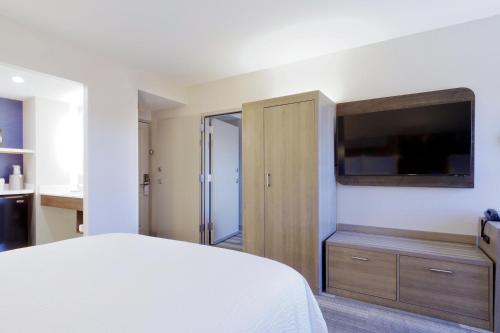 holiday inn express and suites phoenix tempe by ihg