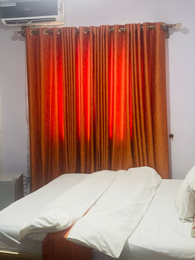 eleventh house hotel