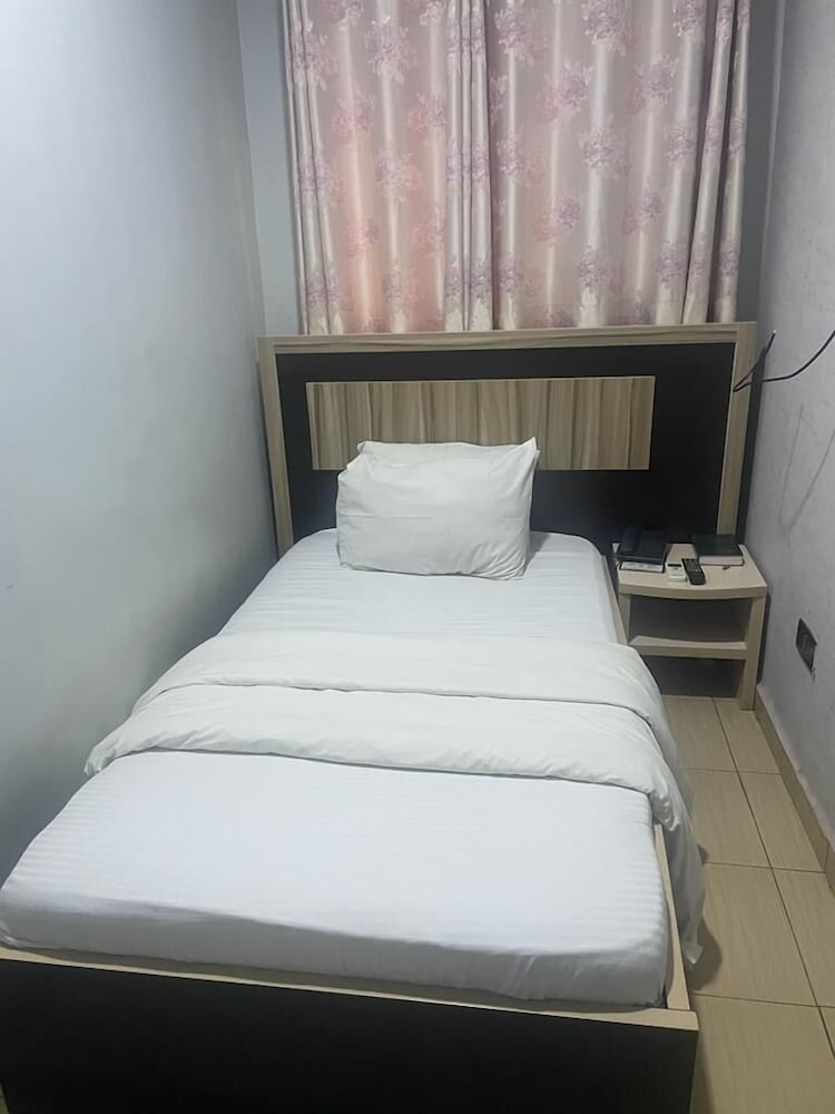 eleventh house hotel