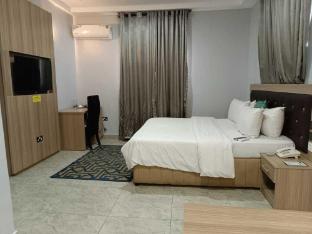 eleventh house hotel and suites