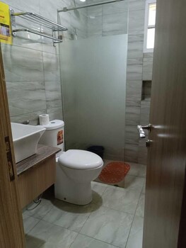 eleventh house hotel and suites