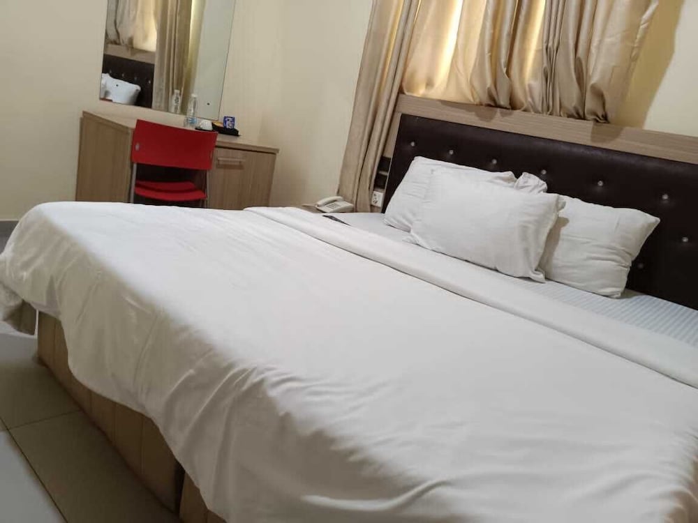 eleventh house hotel and suites