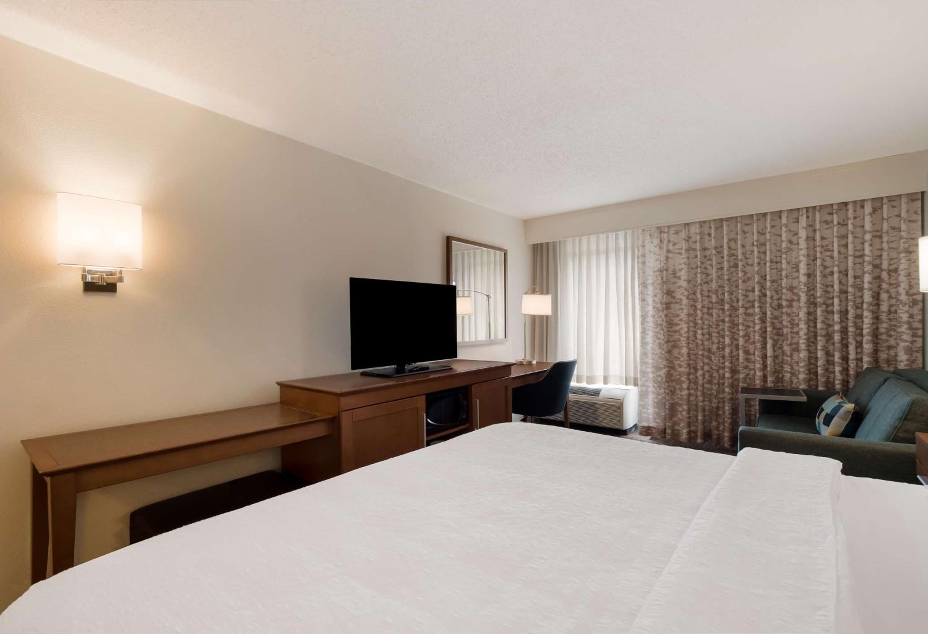 hampton inn columbia i 26 airport