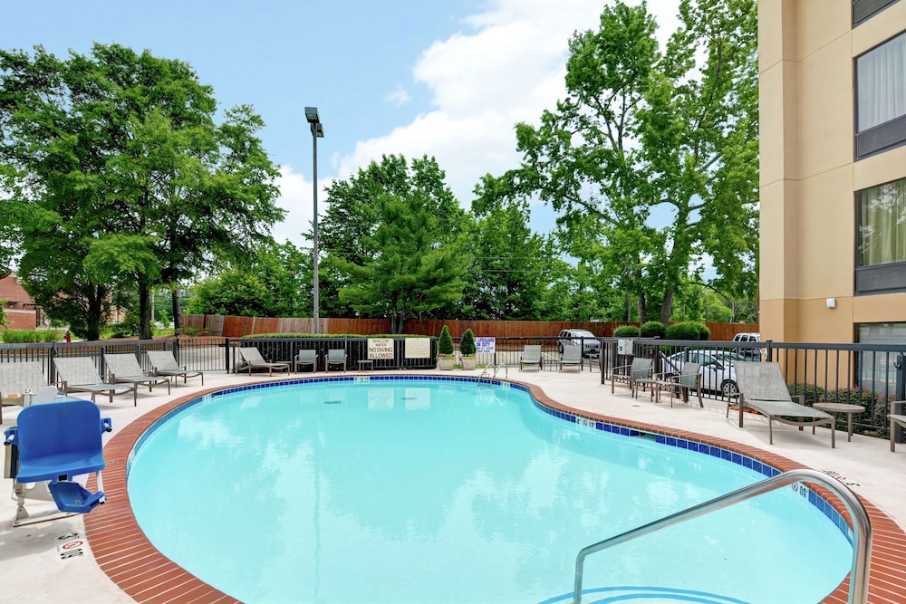 hampton inn columbia i 26 airport