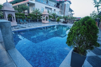 dhauladhar heights resort