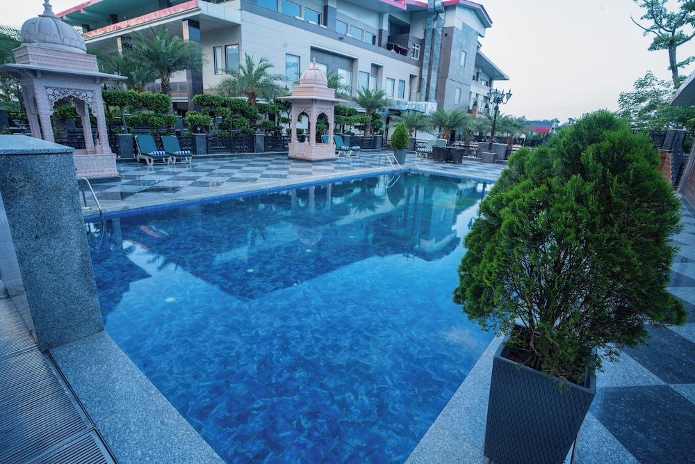 dhauladhar heights resort