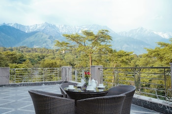 dhauladhar heights resort