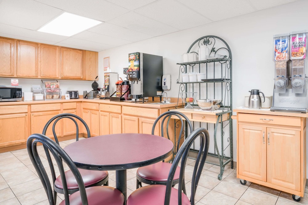 Super 8 By Wyndham Tomah Wisconsin,Monroe>>Black River Falls,2 star