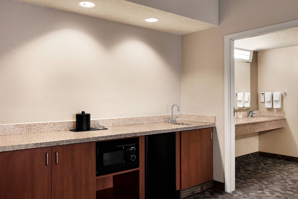 courtyard by marriott tulsa central
