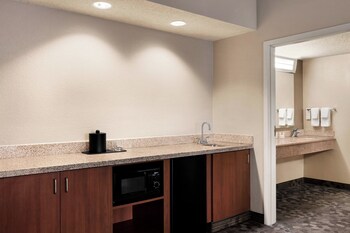 courtyard by marriott tulsa central