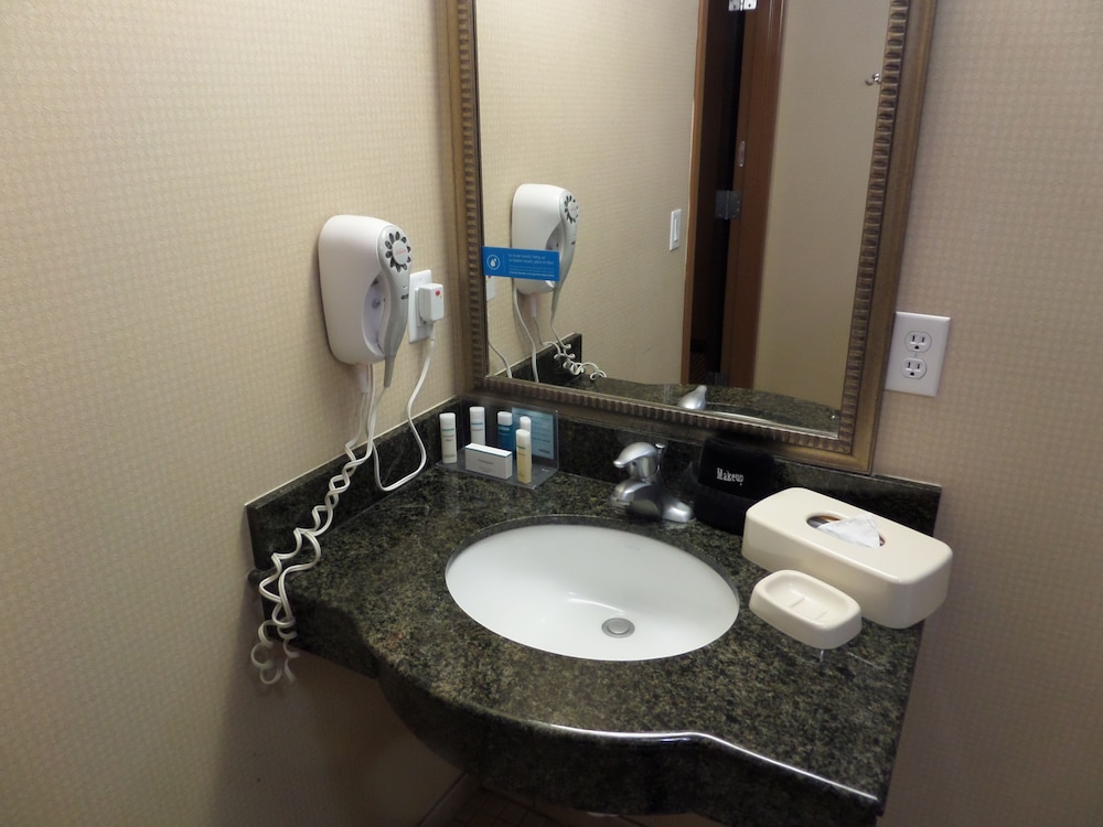 hampton inn and suites bakersfield hwy 58 ca