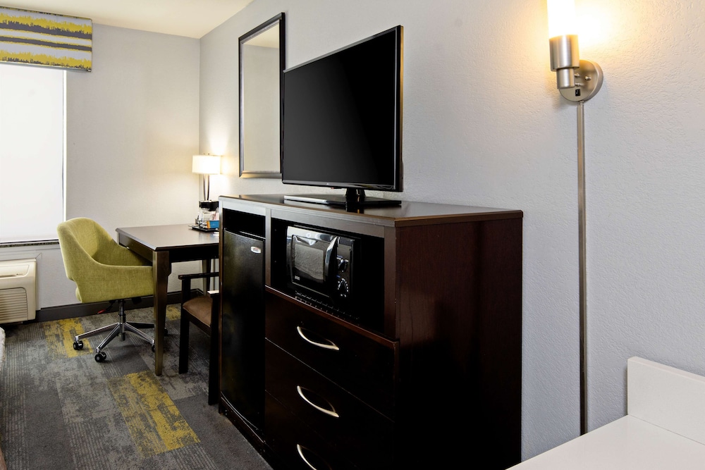 hampton inn and suites bakersfield hwy 58 ca