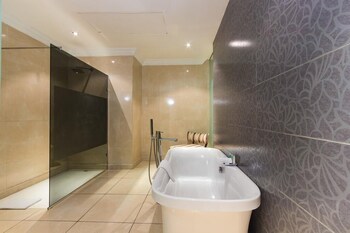 sarina suites and apartments