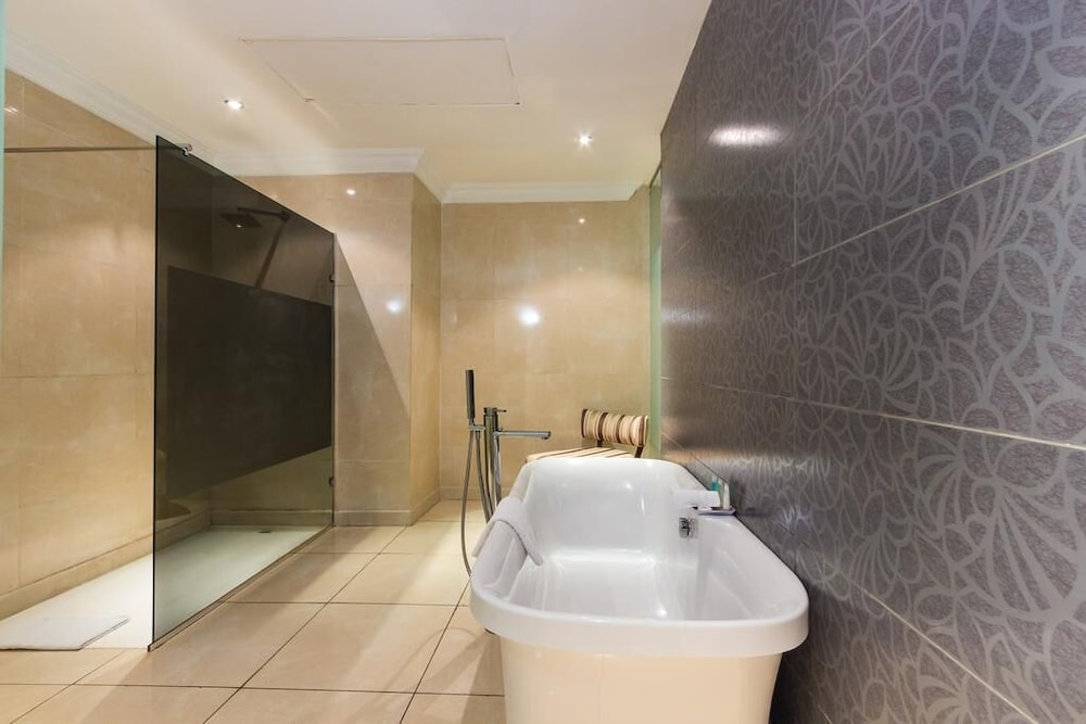 sarina suites and apartments